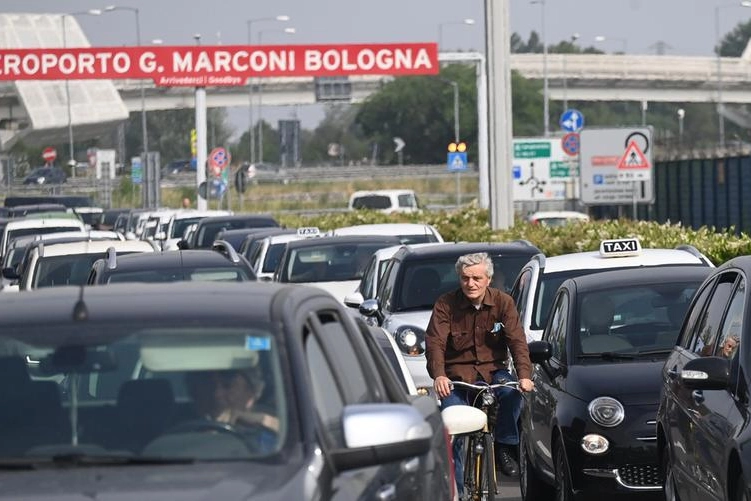 Le lunghe code che si sono verificate ieri all’ingresso dall’aeroporto