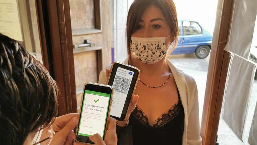 Controllo del Green Pass a professoressa prima di entrare a scuola