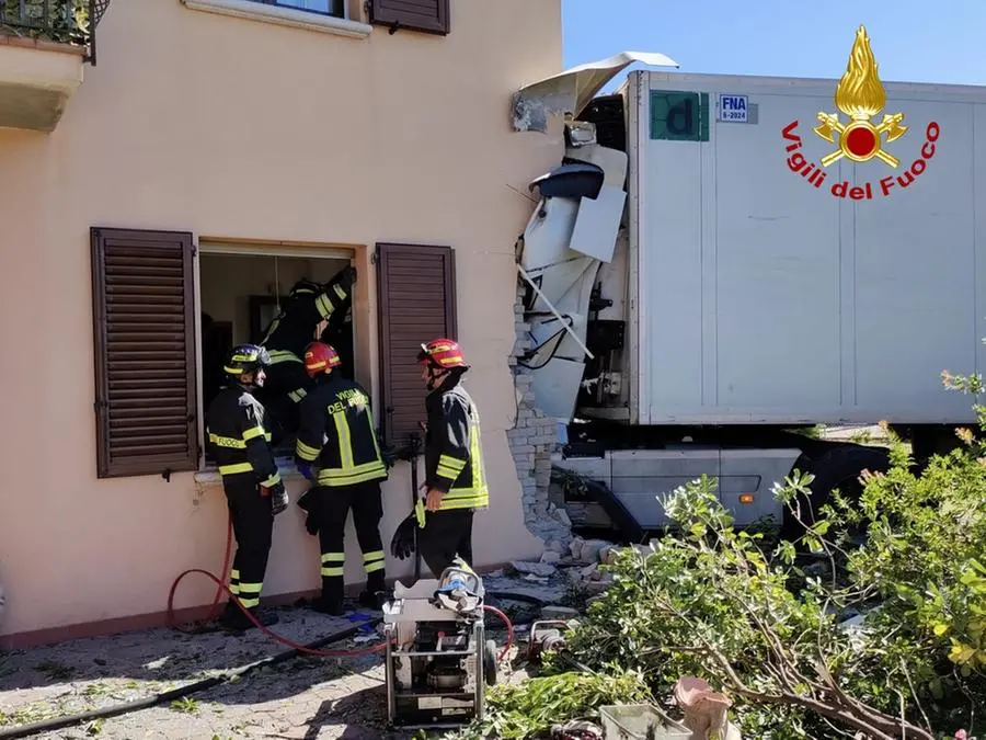 Incidente A Cesena, Camion Contro Una Casa