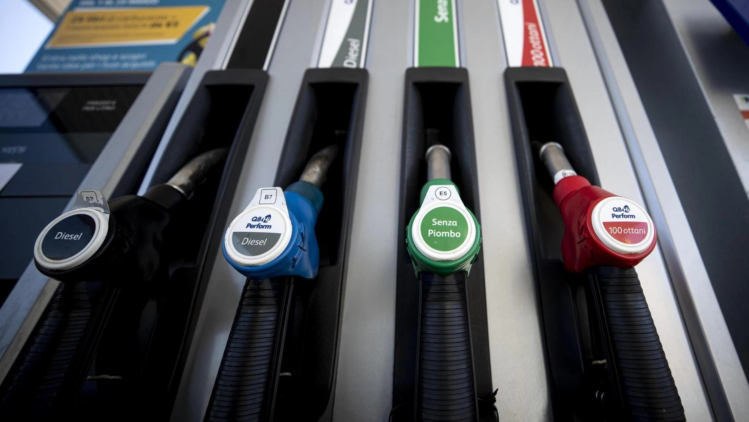 Ripartono i rincari: la benzina al servito sfonda i 2,5 euro al litro