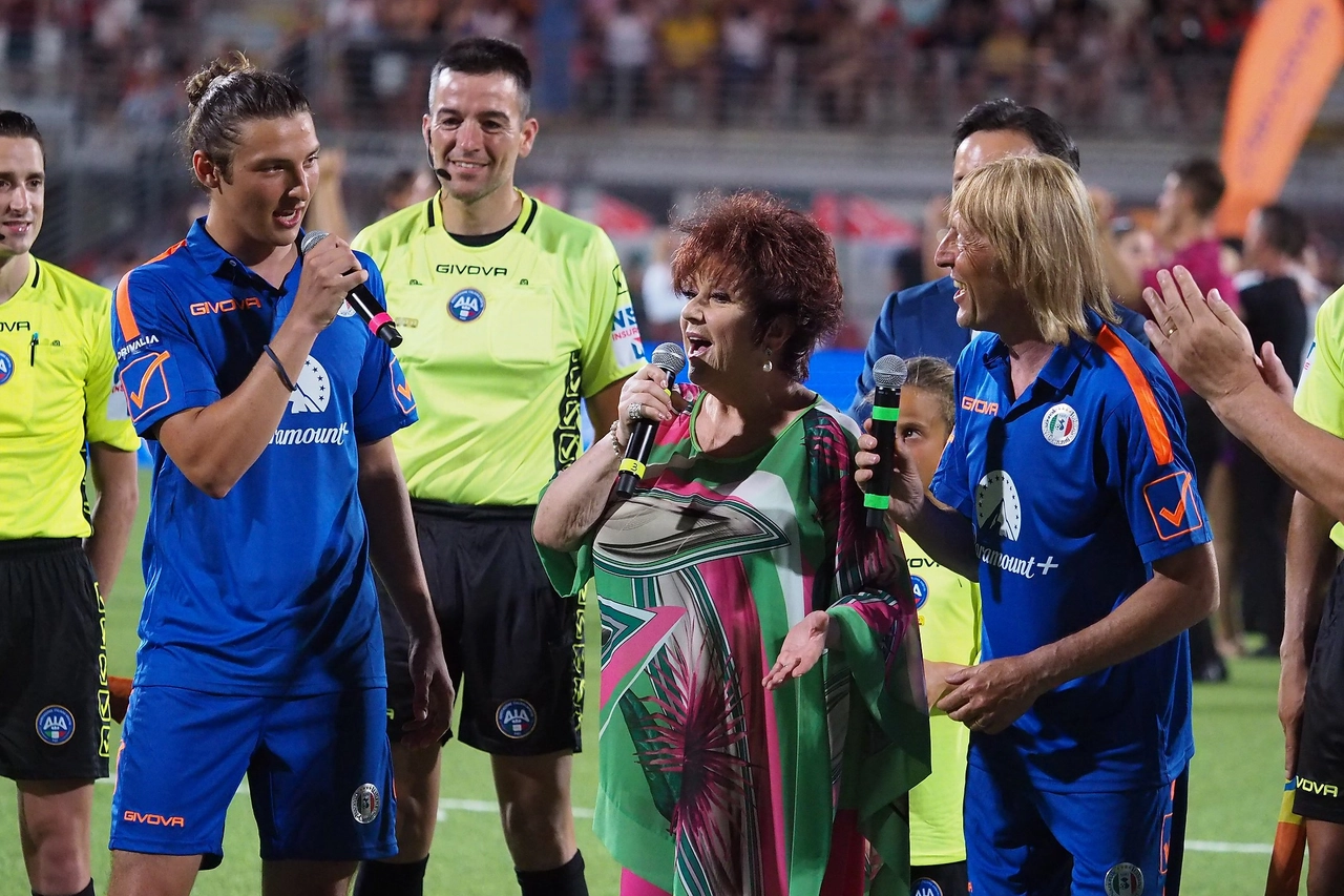 Rimini - Partita del cuore nazionale cantanti contro artisti -  Ruggeri Moreno il Biondo e Orietta Berti con Cricca