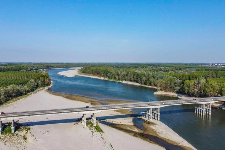 Emergenza siccità, il fiume Po in secca