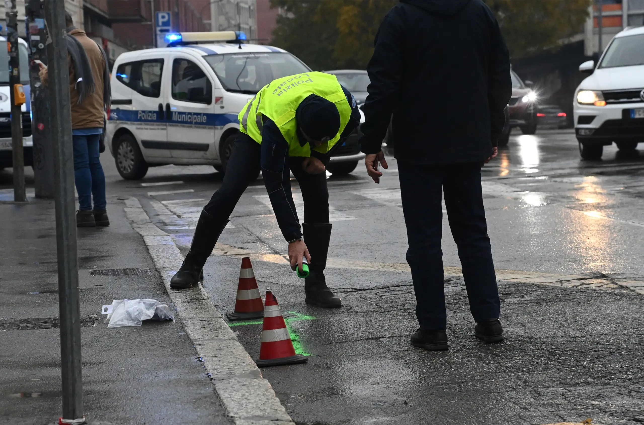 Donna Trovata A Terra, Nel Sangue, Davanti Alla Stazione Di Bologna: è ...