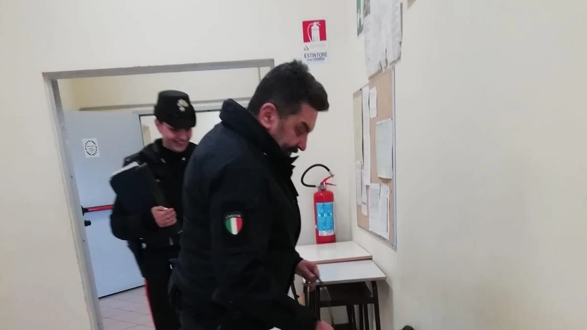 Controlli dei carabinieri nelle scuole. Denunciato minore con droga e coltello