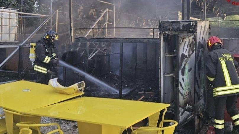 

"Incendio al Palco del Mamamia di Senigallia: Vigili del Fuoco al lavoro"