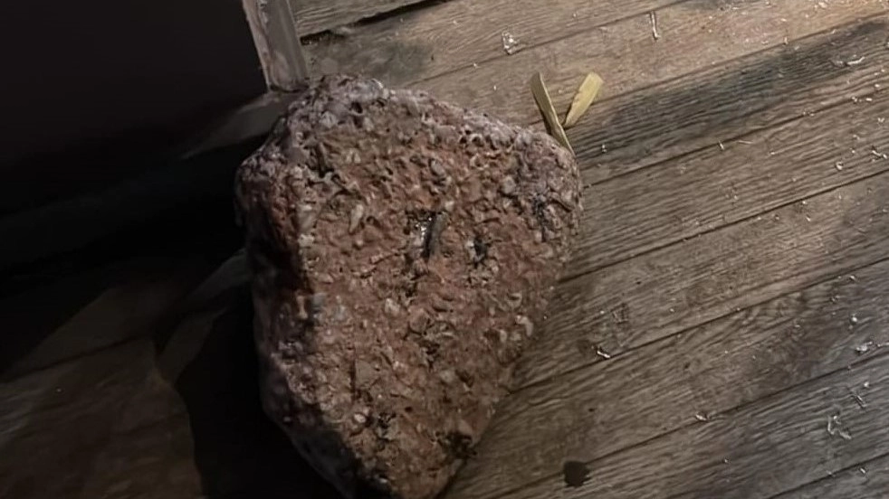 La grossa pietra utilizzata per la spaccata 