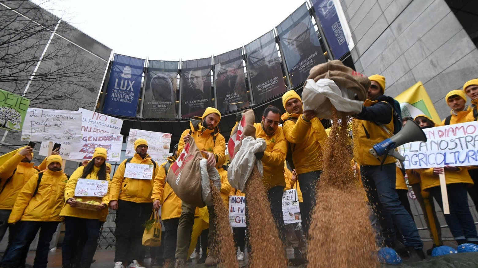 Gli agricoltori a Bruxelles. Delegazione Coldiretti Ferrara in protesta: "Fermiamo l’invasione di cibo straniero"