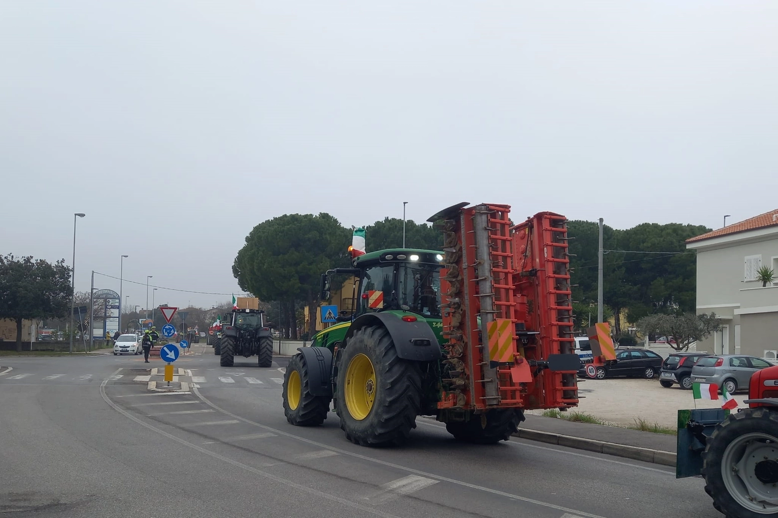 La protesta dei trattori a Fano, qualche rallentamento ma nessun blocco del traffico (foto di Anna Marchetti)