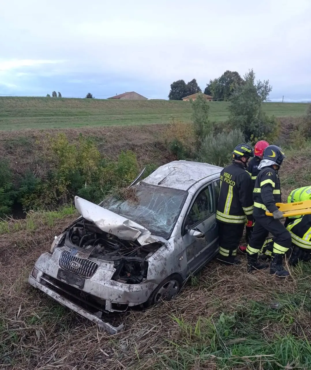 Auto Si Schianta Contro L’argine Del Fiume E Finisce In Un Campo: Grave ...