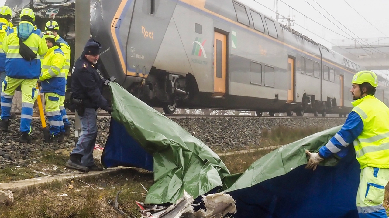 Gli agenti della Polizia Ferroviaria e alcuni tecnici la mattina dopo l’incidente vicino a Pieve Corleto di Faenza (Foto Tedioli)