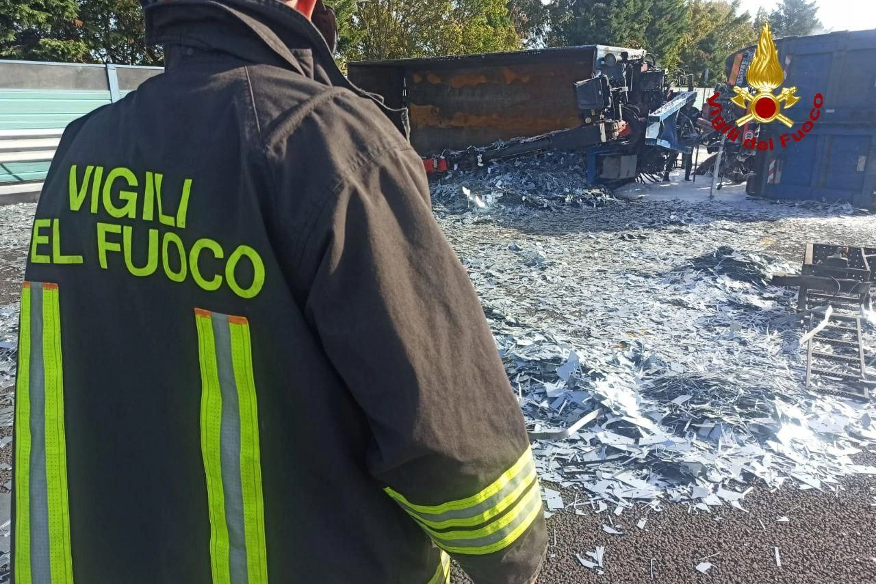 Incidente in A14, camion si ribalta e prende fuoco