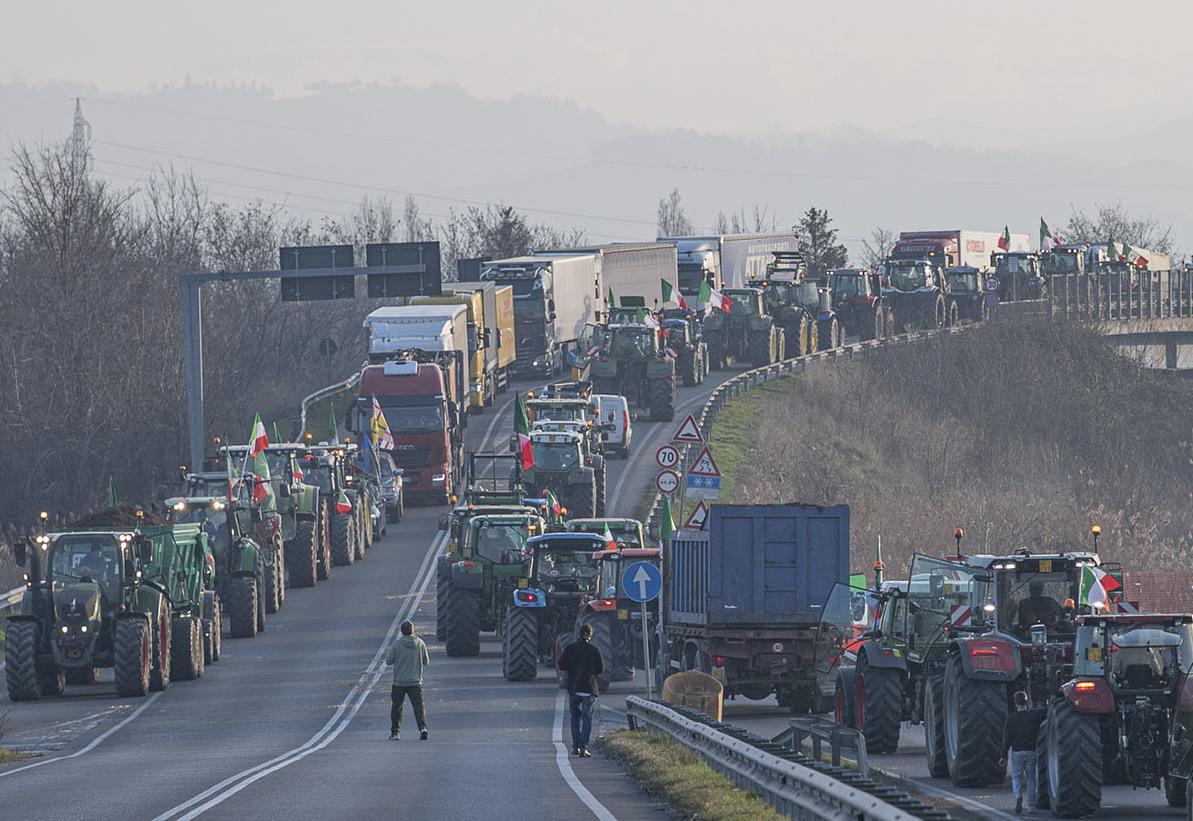 La Rabbia Dei Trattori. Bloccato Il Casello Dell’A14 Per Tutto Il ...