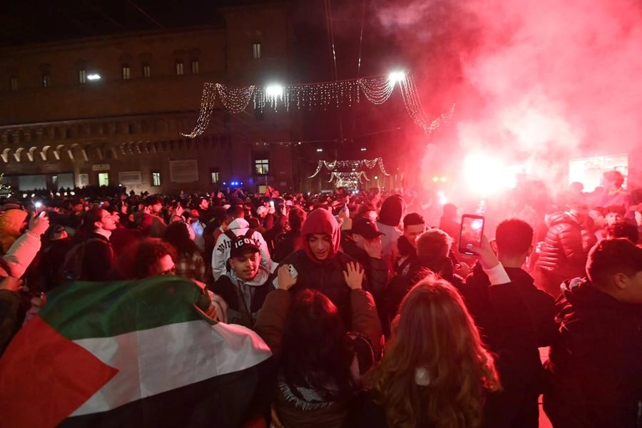 Esplode la festa in piazza Maggiore (Fotoschicchi)