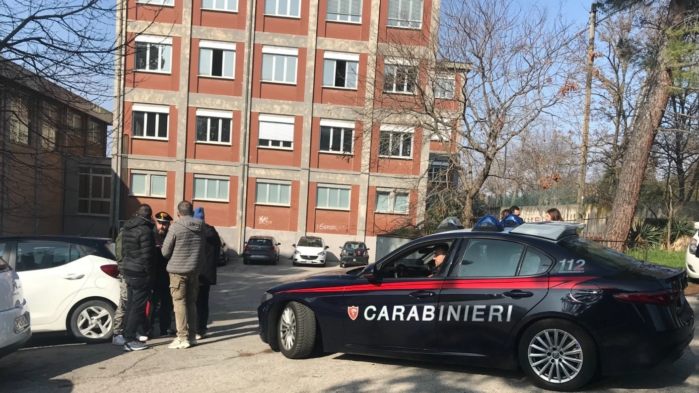 I carabinieri davanti alla scuola il giorno in cui è accaduto il fatto