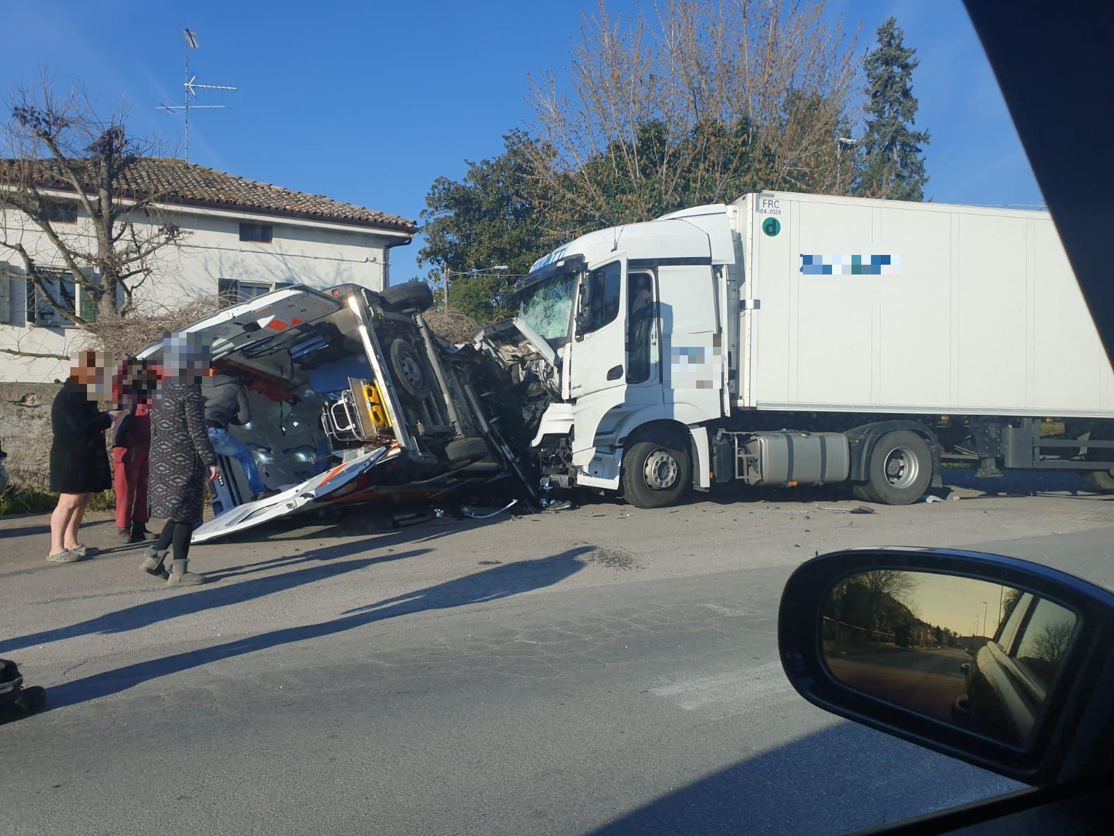 Incidente A Molinella Tra Ambulanza E Camion Muore Il Paziente Trasportato