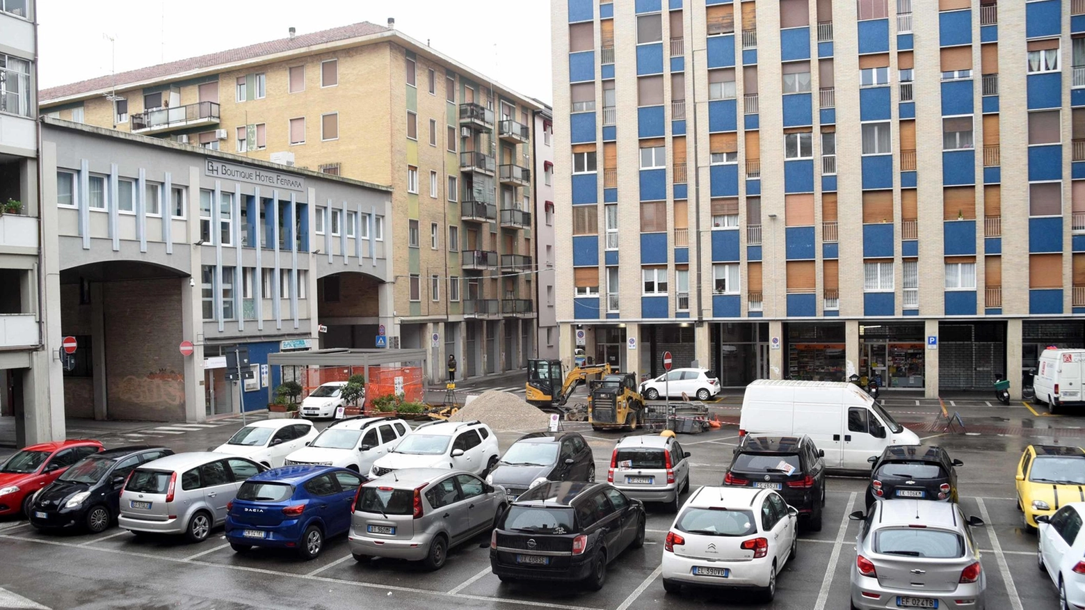 Piazza Castellina, voce ai residenti: "I cantieri limitano i posti auto": "Sicurezza,  situazione  migliorata"