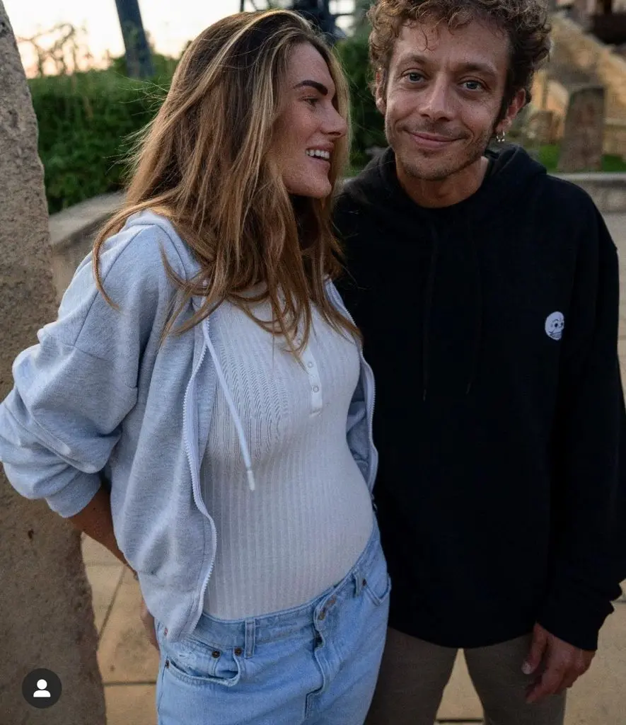 Valentino Rossi e Francesca Sofia Novello a Mirabilandia, i futuri genitori belli e felici