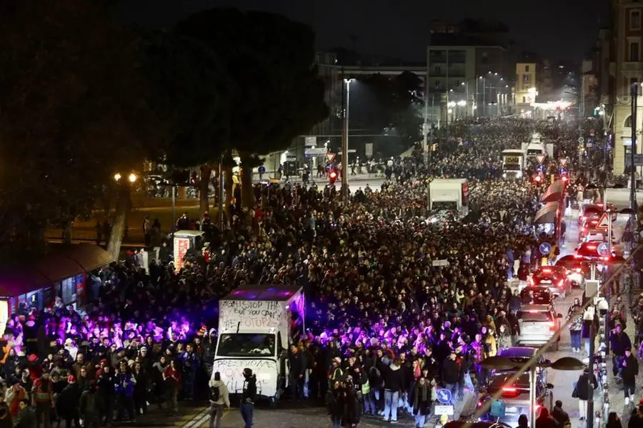 Street rave parade 2022 a Bologna, migliaia in corteo