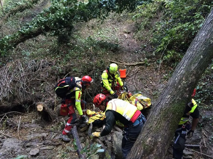 Escursionista tedesco scivola nel bosco di Malcesine: difficile recupero notturno