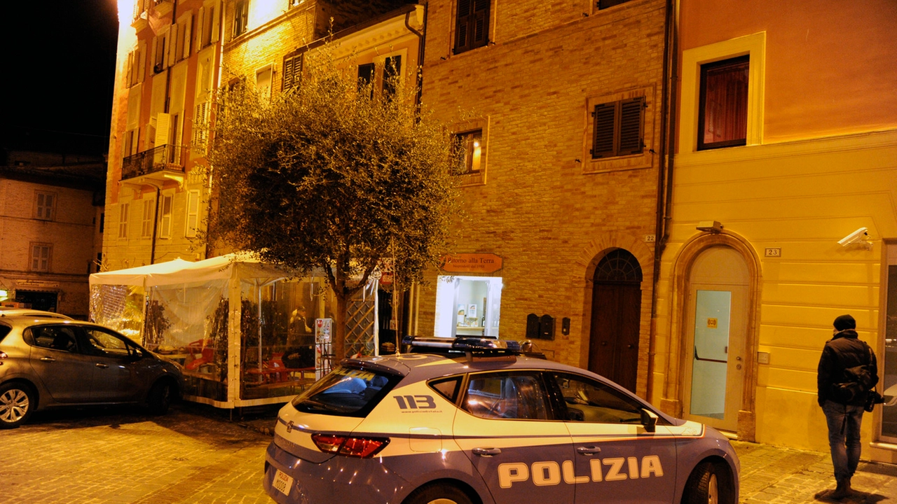 Macerata, uomo impiccato in piazza Mazzini (Calavita)