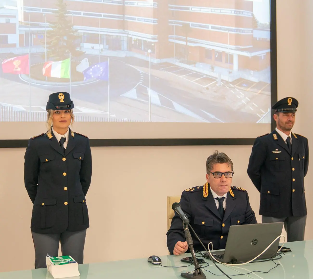 Uno sfollagente telescopico vietato nascosto nelle mutande: denunciato  17enne