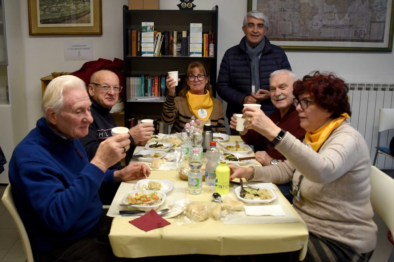 In alto i calici al pranzo del cuore. In piedi Loredano Ferrari, presidente della cooperativa Castello