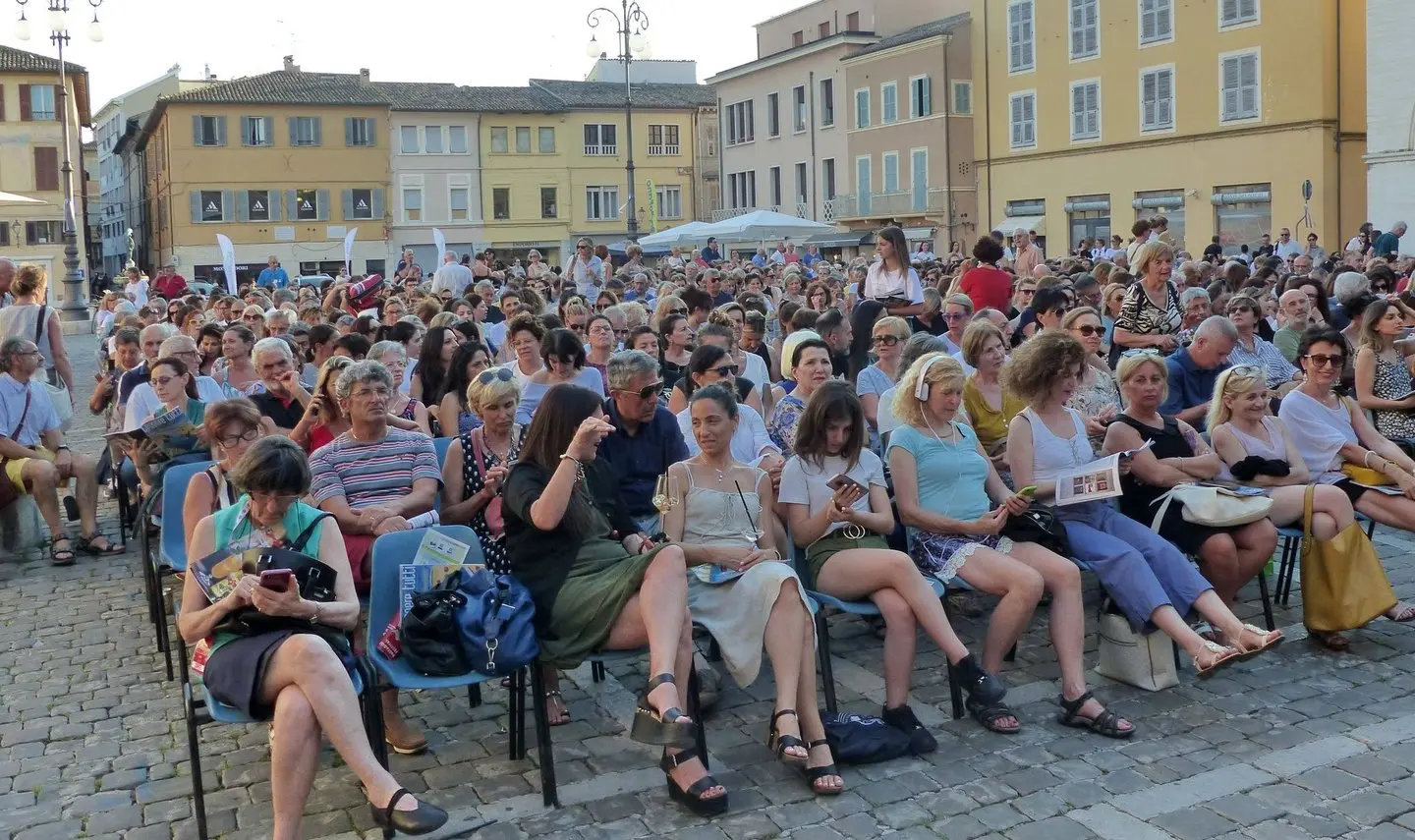 Oliver Stone a Passaggi Festival Fano. Piazza piena prima di cominciare