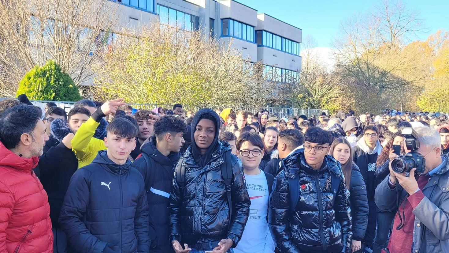 Mille studenti contro la violenza: "Il Vallauri non ha paura. Uniti per isolare chi delinque"