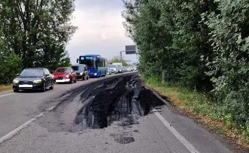 Camion Perde Il Carico Di Asfalto, La Strada Diventa Scivolosa E I ...