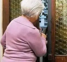 Anziana truffata al telefono "Ciao nonna, sono tua Poi le oro e contanti