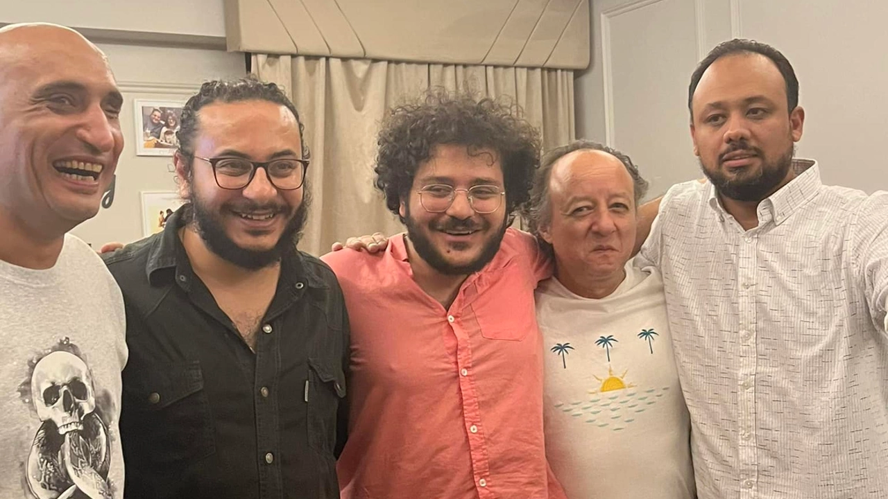 Patrick Zaki, festeggia la liberazione al Cairo con altri attivisti (foto Ansa)