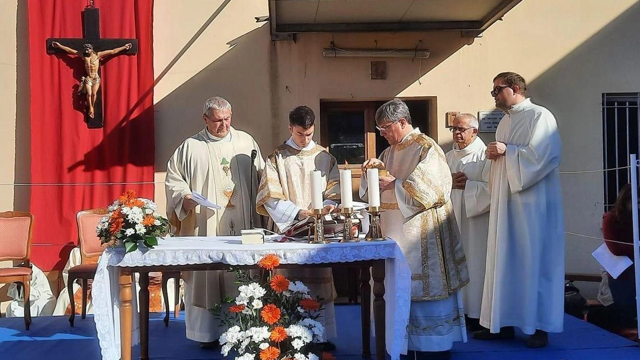 O abraço para Dom Silvano.  Piazza di Ponte lotada para saudar seu pároco