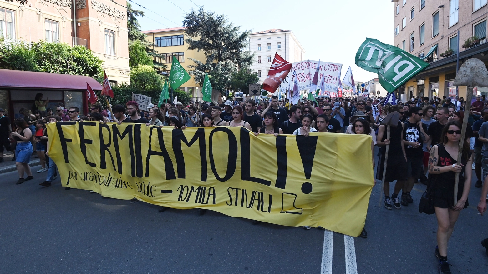 La manifestazione di protesta davanti alla sede della Regione (foto Schicchi)