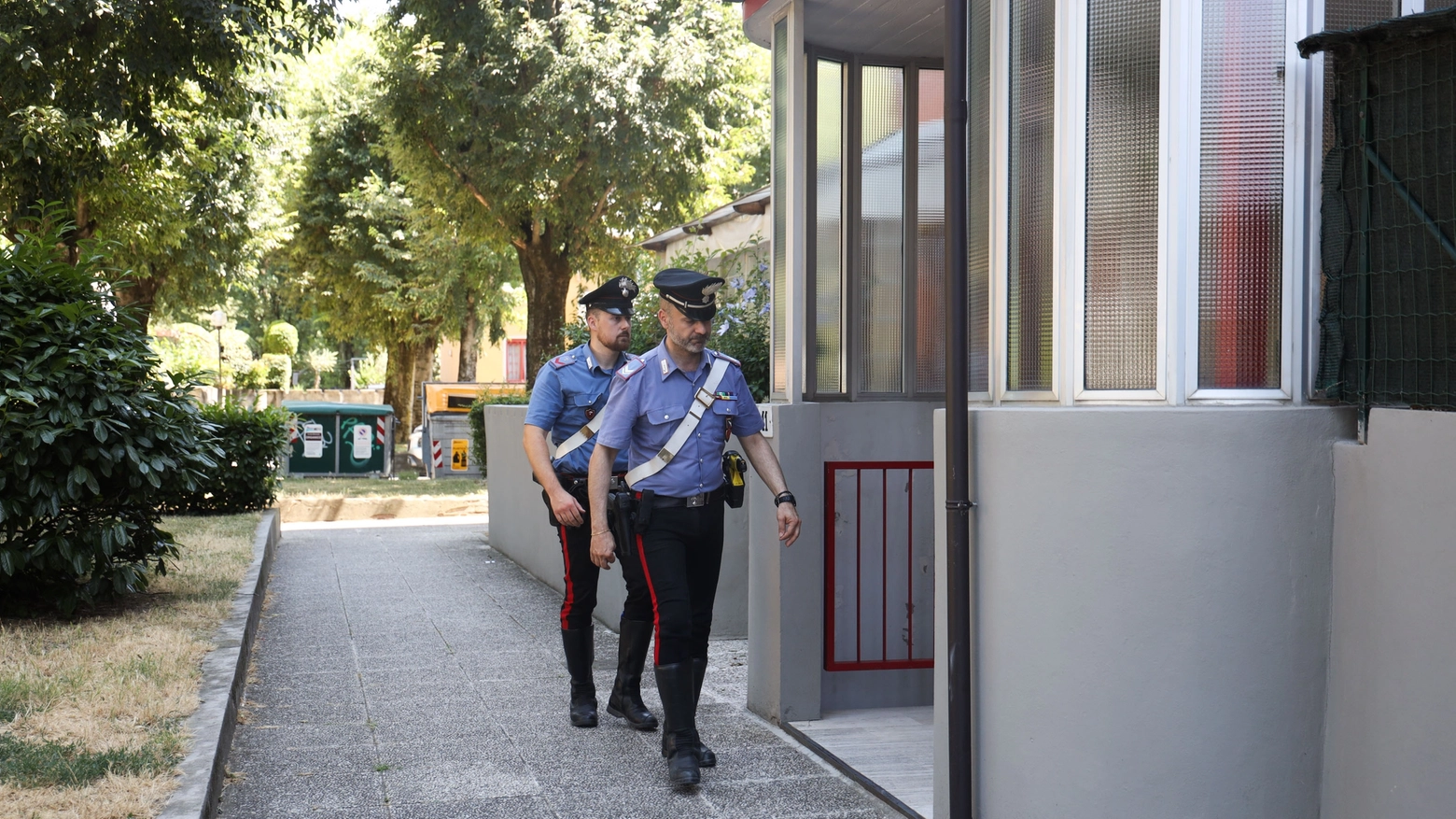 I carabinieri fuori dal condominio di Castenaso