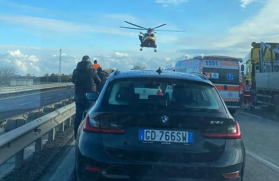 Incidente In Superstrada A Fano: Furgone Si Ribalta, Arriva L’elicottero