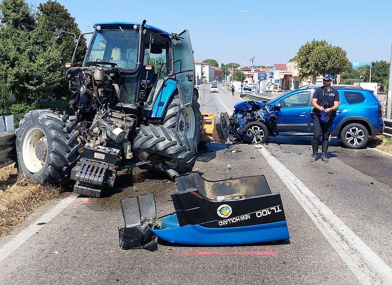 Scontro Fra Auto E Trattore: Due Feriti All’ospedale