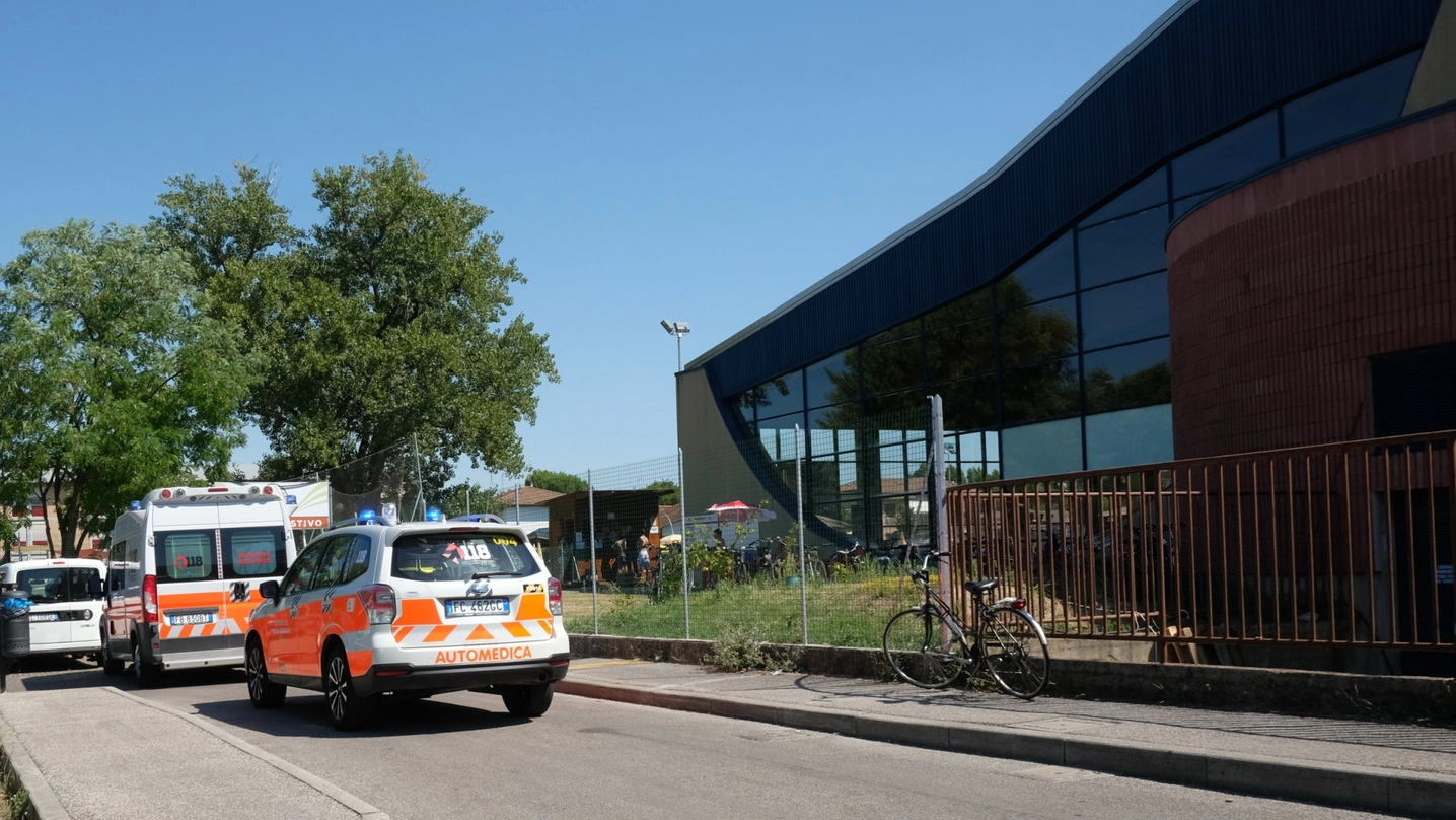 Il personale del 118 davanti alla piscina comunale di via Turati (foto Frasca)