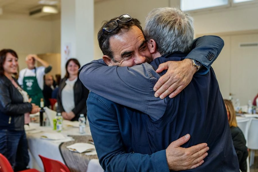 Vittorio Pisanu abbracciato da una delle centinaia di persone presenti al pranzo