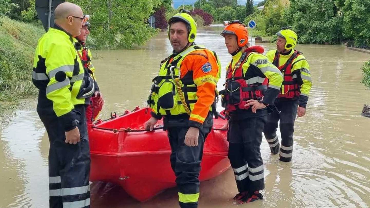 Vigili del fuoco in azione in mezzo all'alluvione