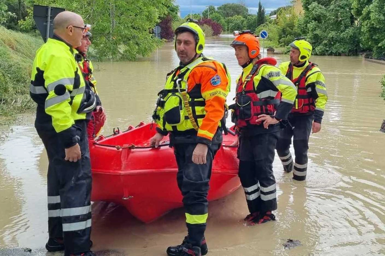 Vigili del fuoco in azione in mezzo all'alluvione