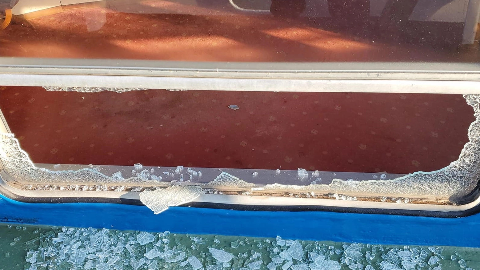 Uno dei finestrini danneggiati sulla Stradivari