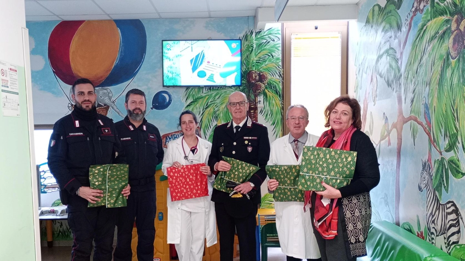 I carabinieri portano  doni a tema ambientale  ai bambini di Pediatria