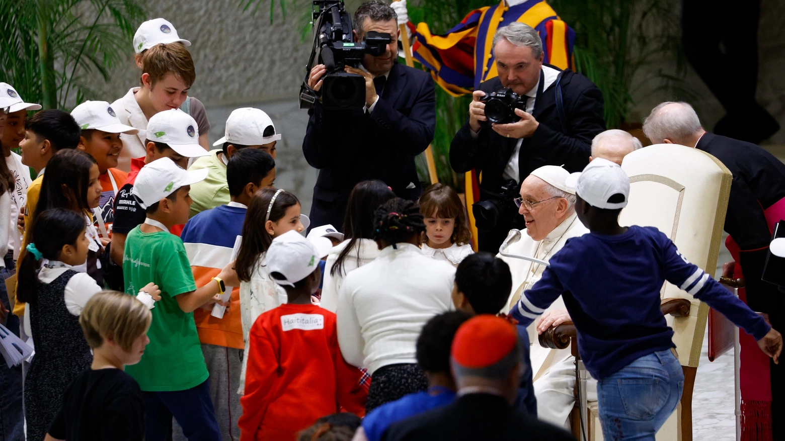 Alcuni bambini all'incontro con il Papa in Vaticano (Ansa)