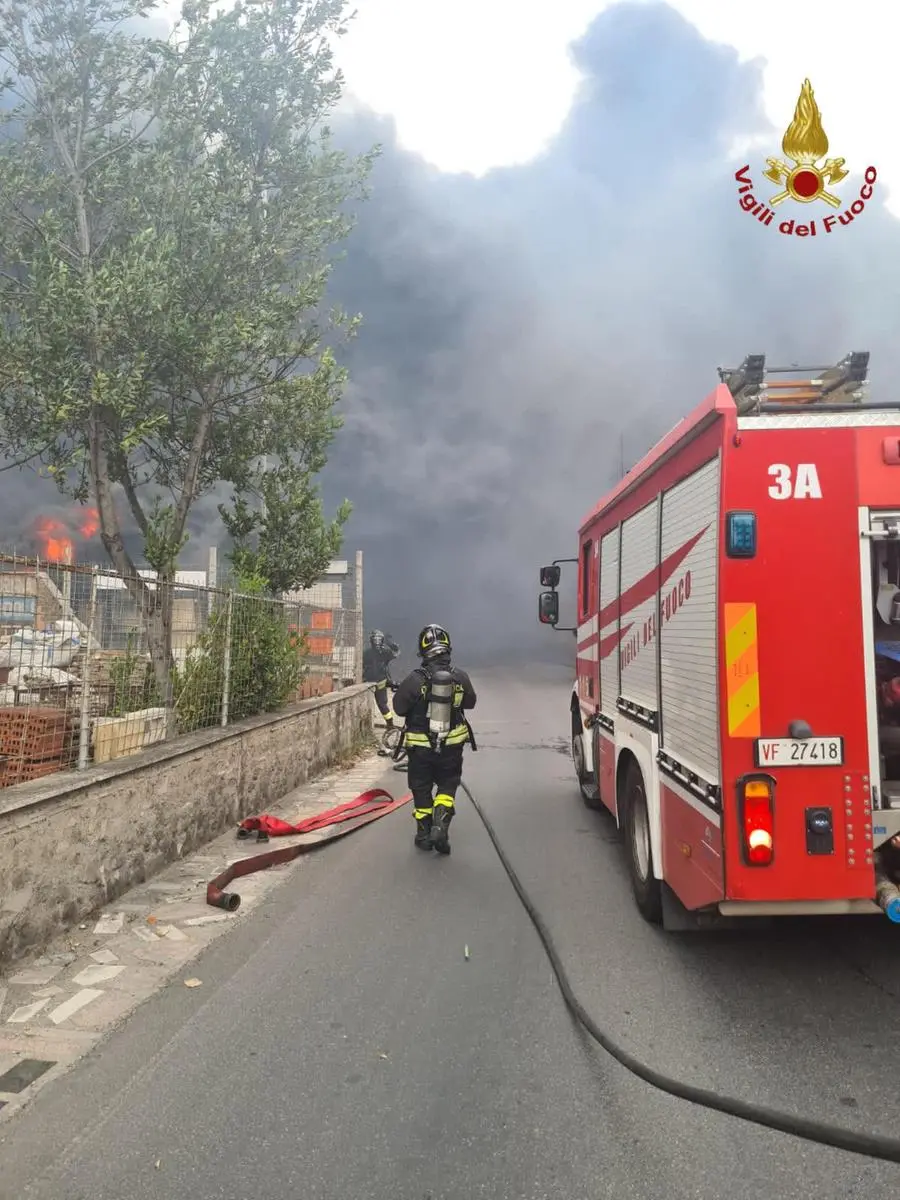 Incendio A1 Bologna oggi, camion a fuoco in autostrada: code e disagi