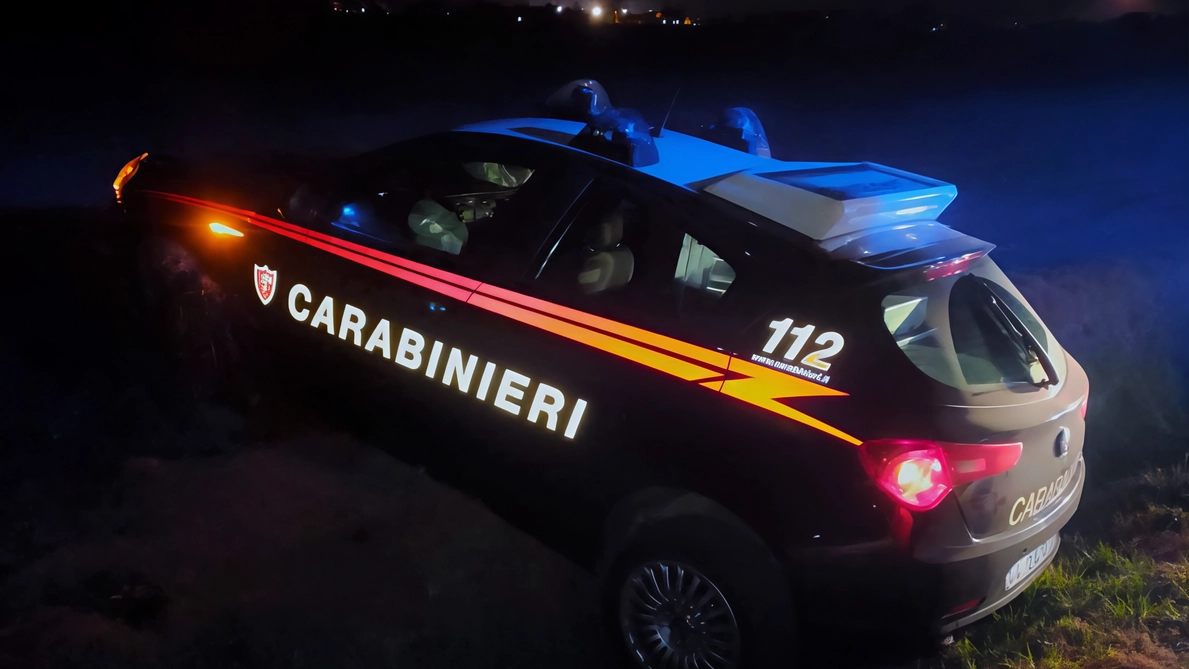 Carabinieri buttati fuori strada con l’estintore