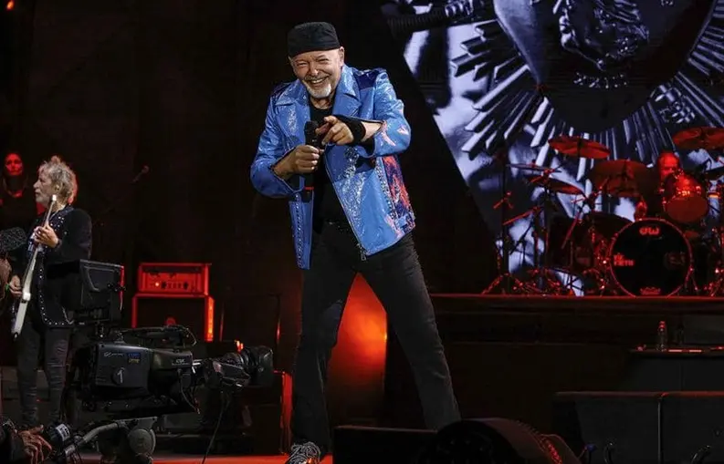 L'abbraccio di Rimini a Vasco Rossi: successo per la data zero del nuovo  tour del rocker