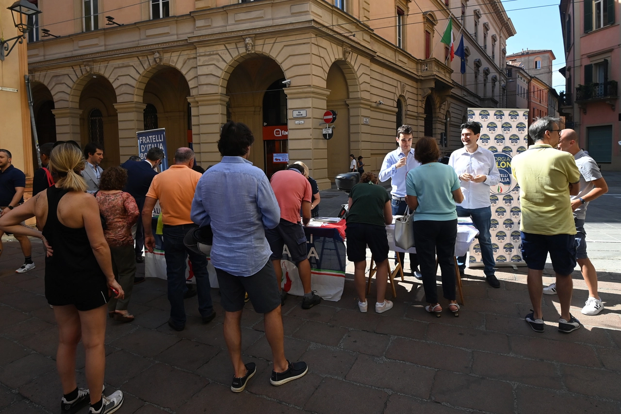 Molte persone in fila ai banchi di Fratelli d'Italia