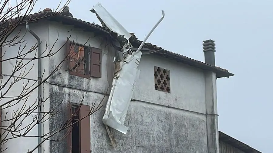 Modena, ultraleggero precipita su una casa: morto il pilota 70enne