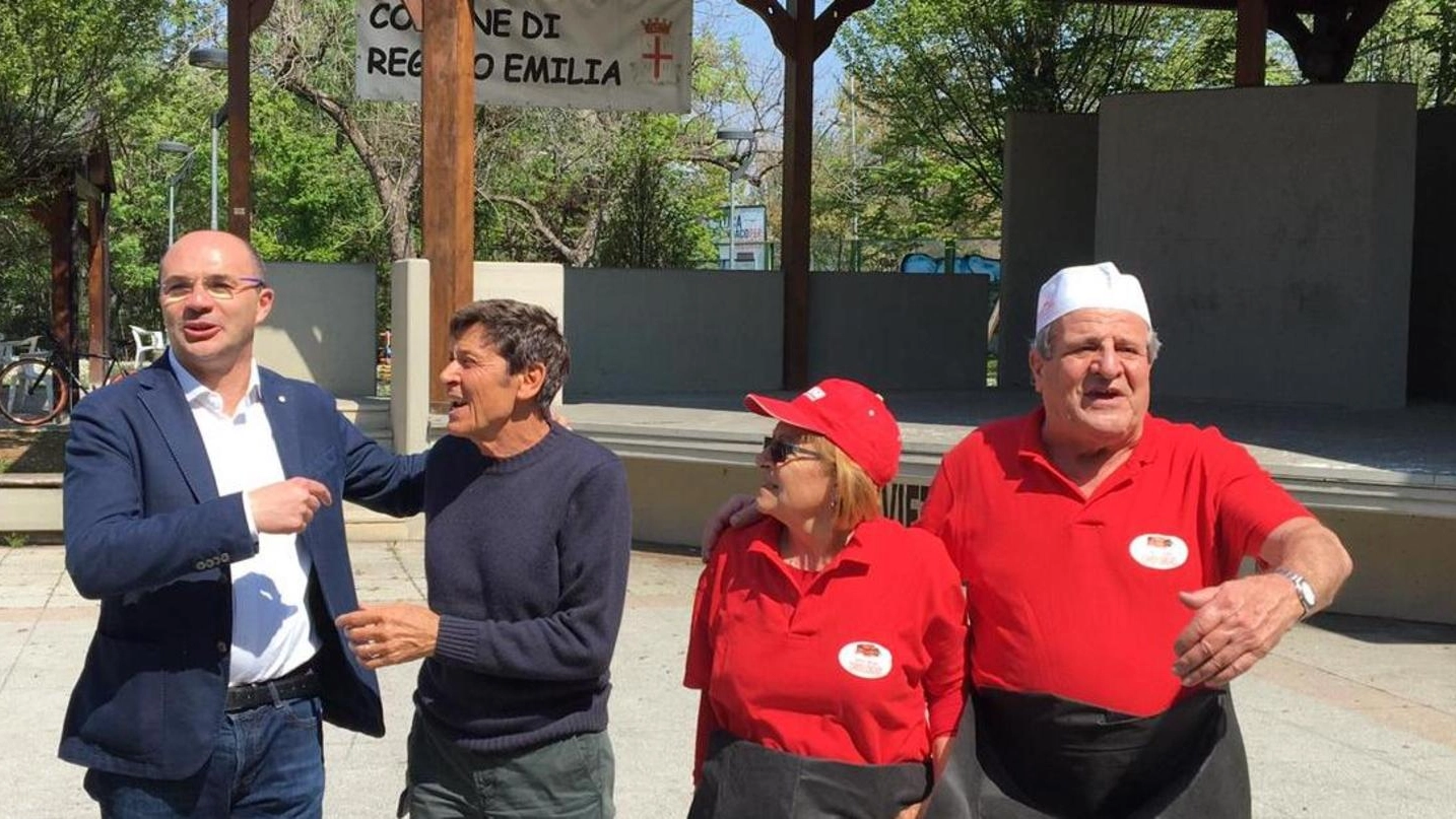 Il sindaco Luca Vecchi con Gianni Morandi al circolo Orologio