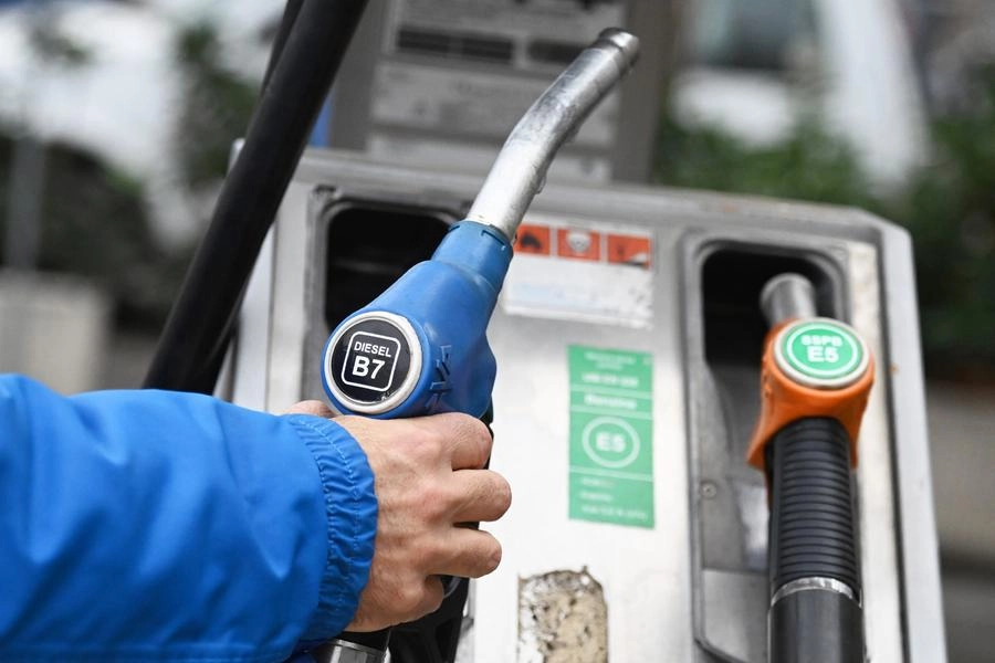 Tutti in fila a San Marino dove la benzina costa meno